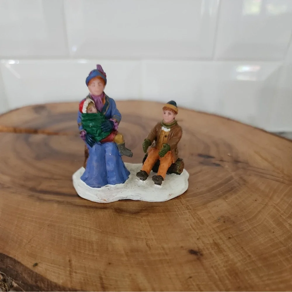 2004 #44221 Retired Lemax Village‎ Collection Figurines 